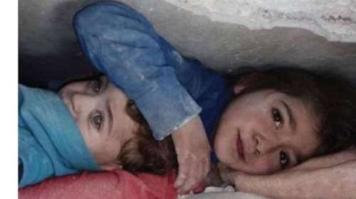 Σεισμός: Σώθηκαν τα δύο αδέρφια στη Συρία- Το βίντεο έγινε viral αφού το κορίτσι μοιάζει να προστατεύει τον αδερφό της
