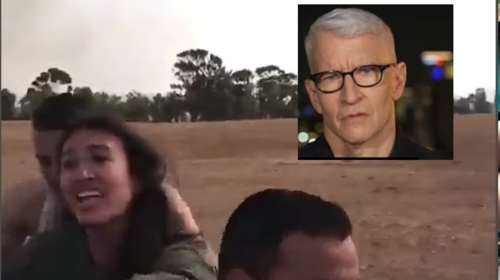 Ο διάσημος δημοσιογράφος του CNN Αντερσον Κούπερ λυγίζει ενώ μιλάει με τους γονείς της 25χρονης Νόα που άρπαξε η Χαμάς από το ρέιβ πάρτι