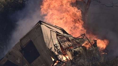 Φωτιά σε επιχείρηση με ξύλα στη Μάνδρα