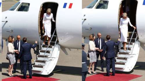 Νέα αμήχανη στιγμή για τον Μακρόν: Η Μπριζίτ απέρριψε το χέρι του όταν κατέβαινε από το προεδρικό αεροπλάνο