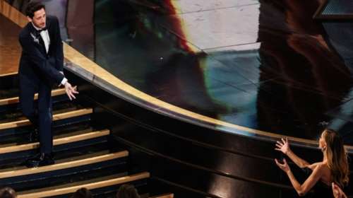 Απίστευτο- Ο Αντριέν Μπρόντι πριν παραλάβει το Όσκαρ πέταξε την τσίχλα που μασούσε στη σύντροφό του [βίντεο]