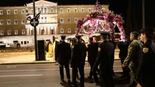 Συγκίνηση: Στα ονόματα των θυμάτων των Τεμπών μπροστά στη Βουλή ο Επιτάφιος της Μητρόπολης Αθηνών [εικόνες]