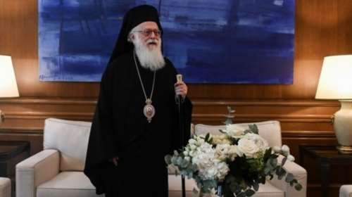 Αρχιεπίσκοπος Αλβανίας Αναστάσιος: Επικοινωνεί με το περιβάλλον, δεν έχει διασωληνωθεί – Εντός της ημέρας το ιατρικό ανακοινωθέν