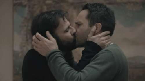 Σάλος για το gay φιλί του Μέμου Μπεγνή με συμπρωταγωνιστή του - Τι απαντά ο σκηνοθέτης [βίντεο]