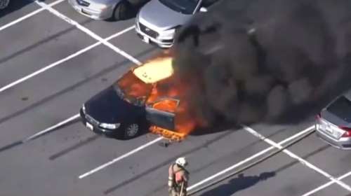 ΗΠΑ: Στις φλόγες αυτοκίνητο όταν ο οδηγός άναψε τσιγάρο, αφού έβαλε αντισηπτικό στα χέρια του [Βίντεο]