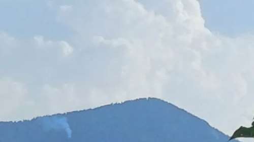 Πυρκαγιά στην Κορινθία: Καίει δασική έκταση στην περιοχή Λαύκα - Τα εναέρια μέσα παίρνουν νερό από τη λίμνη Στυμφαλία