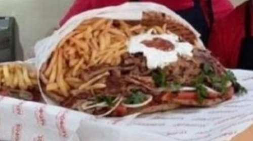 Άγ. Βαλεντίνος χωρίς... κρεμμύδι: Σουβλατζίδικο προσφέρει πιτόγυρο &quot;ανθοδέσμη&quot; που ζυγίζει 8,5 κιλά