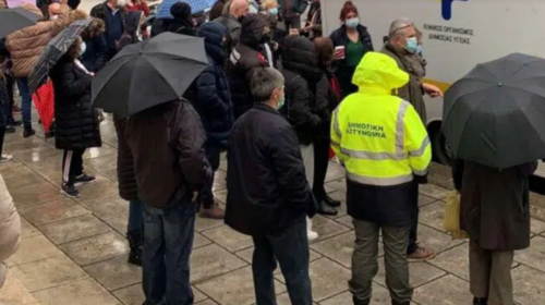 &quot;Θερίζει&quot; η Ομικρον και στο Αίγιο: 48 θετικοί στον κορονοϊό σ’ ένα μόνο φαρμακείο