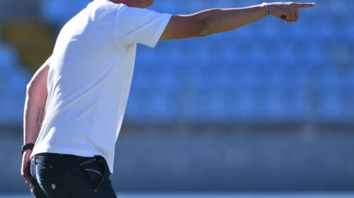 Απίστευτο: Προπονητής ελληνικής ομάδας ανέβαλε την κηδεία του πατέρα του για να είναι στον πάγκο και μετά το ματς αποδεσμεύτηκε