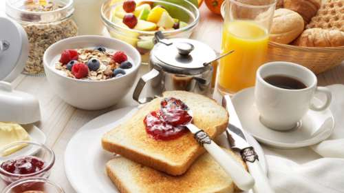 Τα πρωινά των celebrities: Από πίτσα και λουκάνικα μέχρι περίεργα σμούθι, οι γυναίκες του Χόλιγουντ έχουν ιδιαίτερες συνήθειες