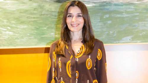 Η Μαρία Ναυπλιώτου με grecian chic φόρεμα Ελληνίδας σχεδιάστριας που είναι ιδανικό για όλα τα events της σεζόν