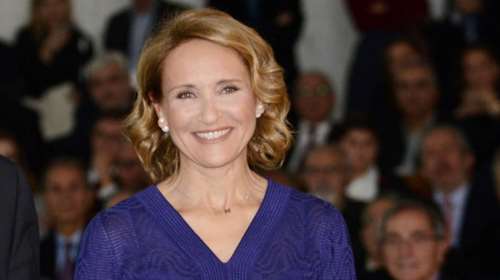 Η Μάρα Ζαχαρέα με το ιδανικό πουκάμισο για το γραφείο - το κομψό σχέδιο και η loose εφαρμογή