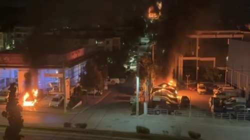 Η στιγμή που η φωτιά κατακαίει τα αυτοκίνητα στη Νέα Φιλαδέλφεια - Τρεις μαυροντυμένοι με κουκούλες [βίντεο]