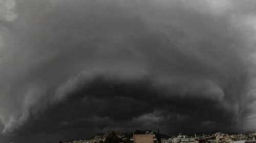 Συγκλονιστική φωτογραφία από τον ουρανό της Αθήνας πριν την καταιγίδα