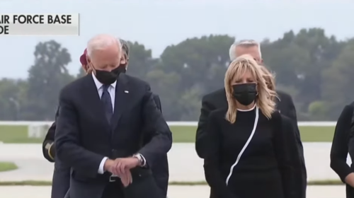 Καμπούλ: Οργή βετεράνων για τον Μπάιντεν- Κοιτά το ρολόι του στην τελετή επιστροφής νεκρών στρατιωτών [Βίντεο]