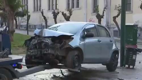 Σοβαρό τροχαίο έξω από το Πολυτεχνείο – Έχασε τον έλεγχο του αυτοκινήτου και ξήλωσε φανάρι [βίντεο]