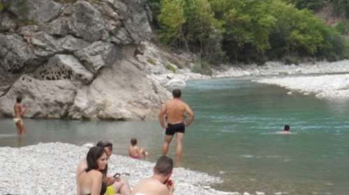 Τρίκαλα: &quot;Παραλία&quot; στο βουνό - Το μικρό γραφικό χωριό Γαρδίκι μεταμορφώθηκε σε εξωτικό νησί [εικόνες]