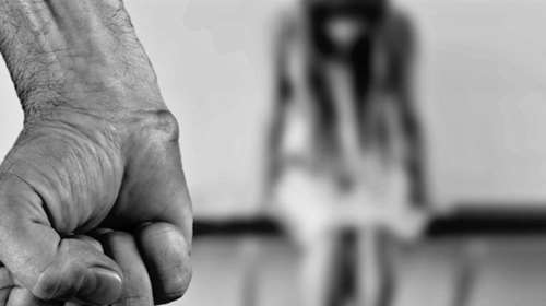 Το νέο εγχειρίδιο της ΕΛΑΣ για τα περιστατικά ενδοοικογενειακής βίας - Πρόβλεψη για ασφαλείς χώρους διαμονής και περιπολικά