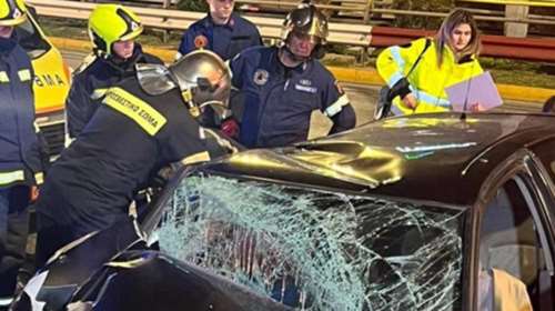 Σοβαρό τροχαίο στη Λεωφόρο Συγγρού - Χωρίς τις αισθήσεις του ανασύρθηκε ο οδηγός του ΙΧ [βίντεο]