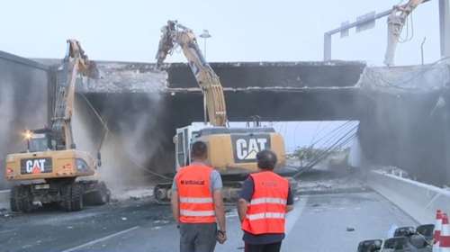 Ίσθμια: Κατεδαφίζουν τη γέφυρα στην Εθνική μετά την έκρηξη σε βυτιοφόρο [εικόνες - βίντεο]