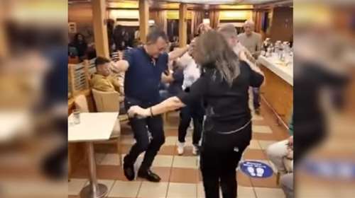 Ξεσάλωσε ο πρώην υπουργός με τον δήμαρχο Πάρου στο Blue Star: Χόρεψαν νησιώτικα μέχρι τελικής πτώσης [βίντεο]