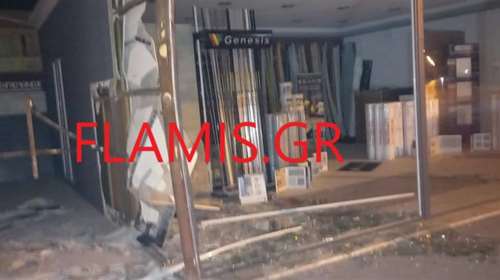 Πάτρα: Μηχανή &quot;καρφώθηκε&quot; σε κατάστημα -  Νεκρός ο οδηγός [εικόνες]