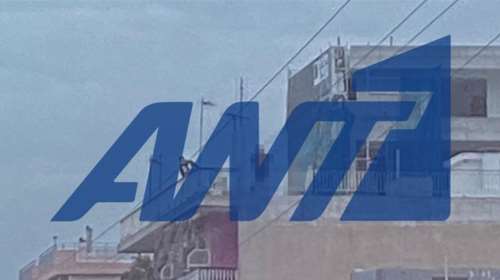 Κορυδαλλός: Συναγερμός για γυναίκα που ανέβηκε στην ταράτσα πολυκατοικίας και απειλεί να πέσει στο κενό