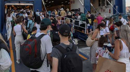 Η μεγάλη έξοδος των αδειούχων: Δραπετεύουν από την Αθήνα - Μόνο από τον Πειραιά θα φύγουν 100.000 μέχρι την Κυριακή