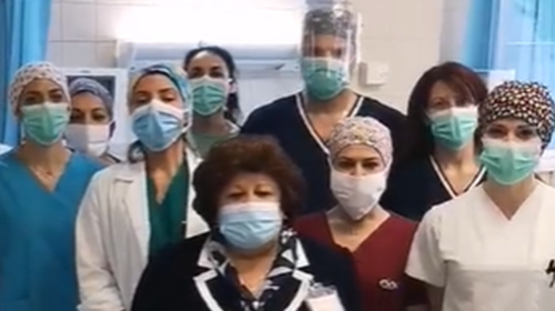 Το συγκινητικό μήνυμα που στέλνουν οι γιατροί και νοσηλευτές από το νοσοκομείο Άργους [βίντεο]