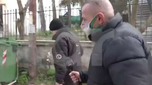 Στάθης Παναγιωτόπουλος: Η αντίδρασή του on camera όταν δημοσιογράφος τον κυνηγούσε ένα ολόκληρο τετράγωνο [Βίντεο]