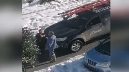 Η γιαγιά που έγινε viral - Έμεινε 5 μέρες χωρίς ρεύμα και τα &#39;&#39;έψαλε&#39;&#39; στον ΔΕΔΔΗΕ [Βίντεο]