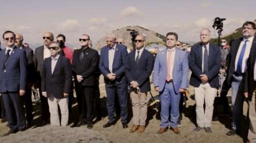 Η φωτογραφία που εξόργισε: Ο Μπογδάνος καταθέτει στεφάνι στο Βίτσι με βασιλόφρονες και Χρυσή Αυγή