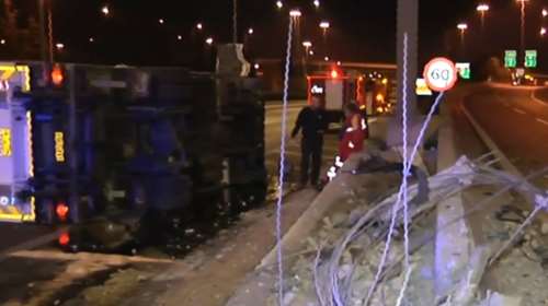 Αττική Οδός: Ανατροπή φορτηγού στο ύψος της Μεταμόρφωσης τα ξημερώματα - Με τραύμα στο κεφάλι ο οδηγός