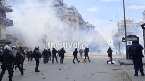 Επεισόδια στη Θεσσαλονίκη - Μολότοφ, πετροπόλεμος και χημικά στο κέντρο της πόλης [Εικόνες - Βίντεο]