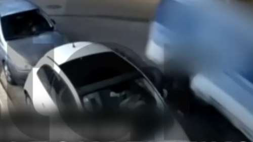 Βίντεο - ντοκουμέντο από τροχαίο στο κέντρο της Αθήνας: Φορτηγάκι παρασύρει και εγκαταλείπει οδηγό μηχανής