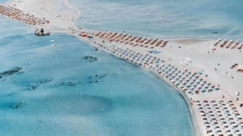 &quot;Επιδημία&quot; ...ξαπλώστρας στο Ελαφονήσι: Τι απαντά ο δήμαρχος Κισσάμου μετά τις αντιδράσεις