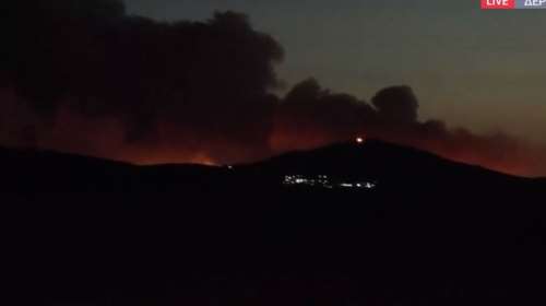 Φωτιά στα Δερβενοχώρια: Τεράστιο μέτωπο με κατεύθυνση την Μάνδρα Αττικής - Κοντά στο εργοστάσιο τσιμέντου ΤΙΤΑΝ