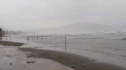 Ξεκίνησε η επέλαση της κακοκαιρίας "Ιανός": Οι πρώτες εικόνες - Η θάλασσα βγήκε στη στεριά στη Ζάκυνθο [εικόνες-βίντεο]
