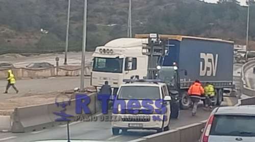 Θεσσαλονίκη: Μποτιλιάρισμα στην Περιφερειακή - "Δίπλωσε" νταλίκα