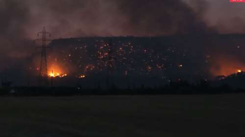 Ολονύκτια μάχη με τις φλόγες στο Λουτράκι: Αγωνία στο Καλαμάκι, προβληματίζει ο οικισμός του Αγίου Χαραλάμπους [Εικόνες - Βίντεο]