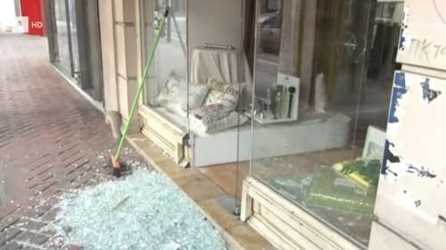 Δάφνη: Έσπασε τις βιτρίνες πέντε καταστημάτων για να τα διαρρήξει - Βίντεο ντοκουμεντο από την επίθεση