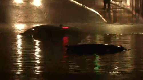 Μαρούσι: Βούλιαξαν αυτοκίνητα από τη βροχή στη Σπύρου Λούη - Μόνοι τους βγήκαν οι οδηγοί