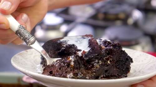 Σκέτη κόλαση: Πανεύκολη σιροπιαστή σοκολατόπιτα, έτοιμη σε λίγα λεπτά