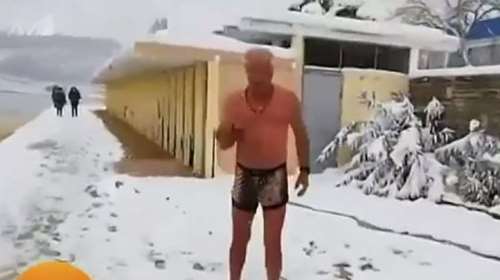 Καβάλα: &quot;Ατρόμητος&quot; δημοσιογράφος μπήκε στην παγωμένη θάλασσα [βίντεο]