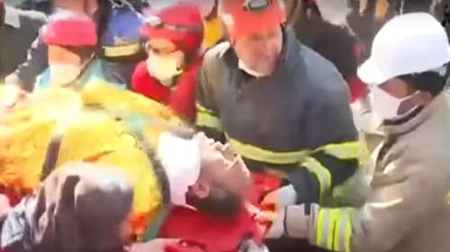 Φονικός σεισμός στην Τουρκία: Θαύμα την 129η ώρα - Πενταμελής οικογένεια βγήκε ζωντανή από τα ερείπια [βίντεο]