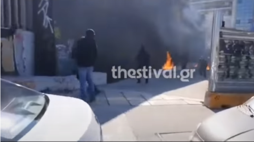 Θεσσαλονίκη: Κουκουλοφόροι επιτέθηκαν με μολότοφ στα ΜΑΤ μετά την φοιτητική πορεία [βίντεο]