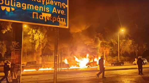 Μπάχαλο ξανά έξω από την Πανεπιστημιούπολη: Τα έκαναν &quot;γυαλιά-καρφιά&quot;, τραυματίστηκαν αστυνομικοί, κάηκαν ΙΧ