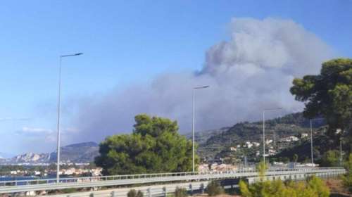 Μαίνεται ανεξέλεγκτη η φωτιά πάνω από το Ξυλόκαστρο - Εκκενώνονται Πύργος και Ελληνικό - Έκτακτη σύσκεψη με Κικίλια  [βίντεο, εικόνες]