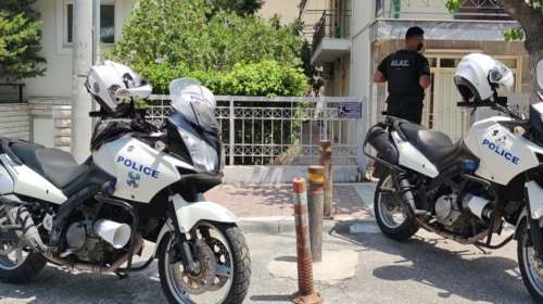 Άγριο έγκλημα στη Δάφνη: Σκότωσε με μαχαίρι τη γυναίκα του γιατί τη ζήλευε - Οι πρώτες εικόνες