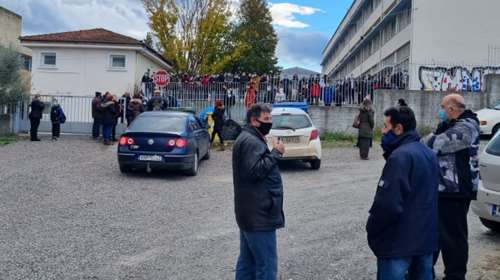 Απίστευτο περιστατικό στην Πιερία: Πολιτοφυλακή ψεκασμένων πέρασε χειροπέδες σε διευθυντή σχολείου - 11 συλλήψεις